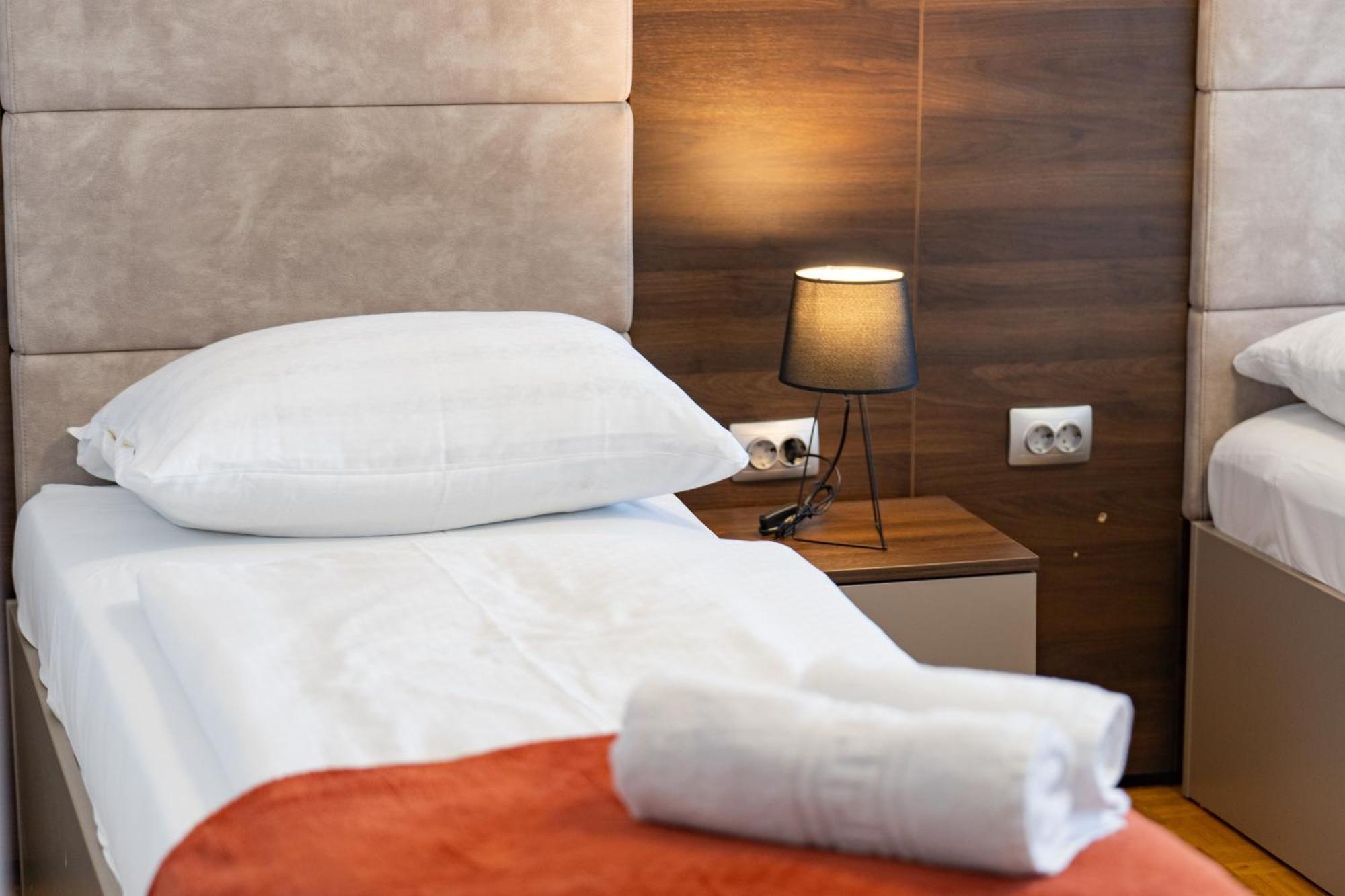 Artearia Hotel Бьеловар Экстерьер фото